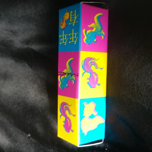 MAC Healthy, Wealthy and Thriving powder kiss lipstick NIB - Picture 3 of 3